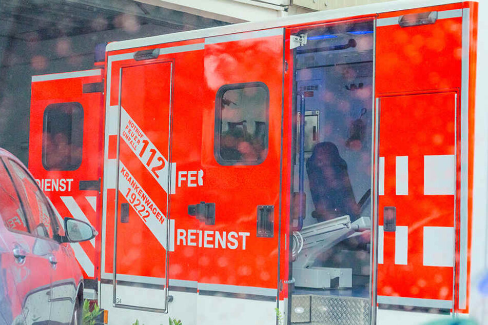 Der junge Sonnenanbeter musste nach dem schweren Sturz ins Krankenhaus gebracht werden. (Symbolbild)