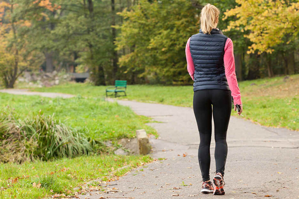 Ein Jogger attackierte sie so heftig, dass sie bewusstlos wurde. Dann soll sie vergewaltigt worden sein, (Symbolbild)