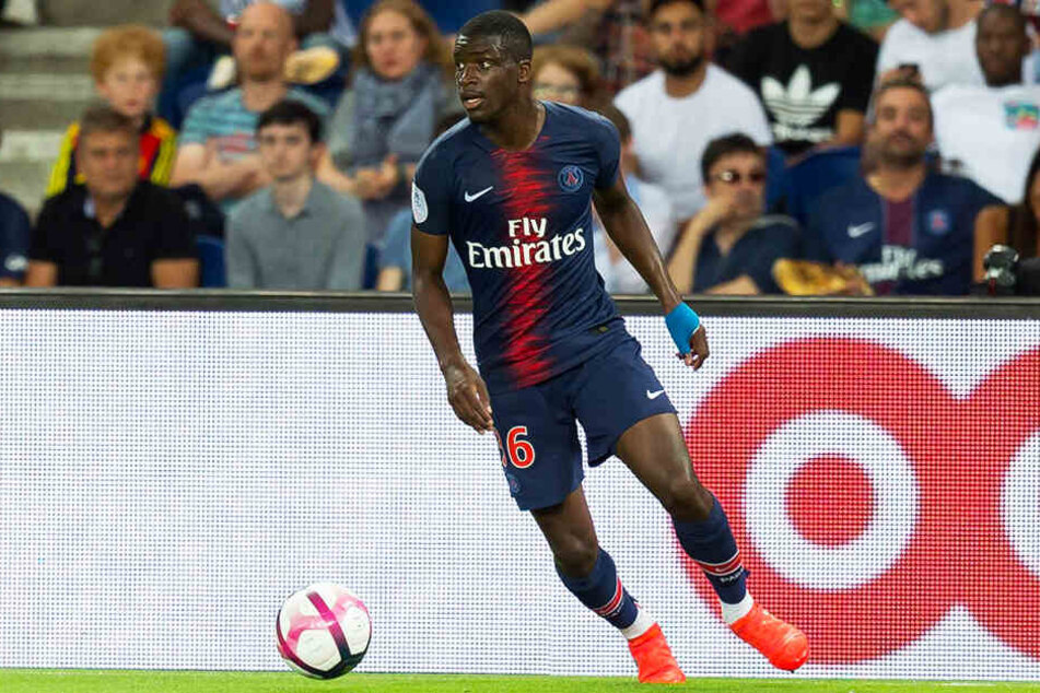 PSG-Linksverteidiger Stanley N'Soki soll dem BVB angeboten worden sein.
