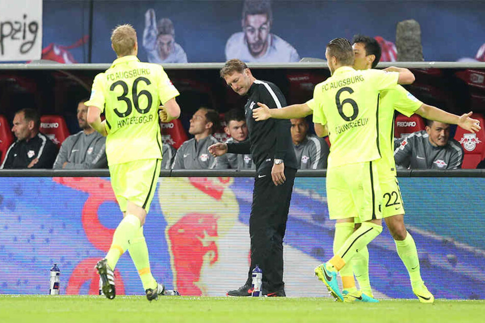 Martin Hinteregger (l.) jubelt mit seinen Teamkollegen vor Ralph Hasenhüttl.