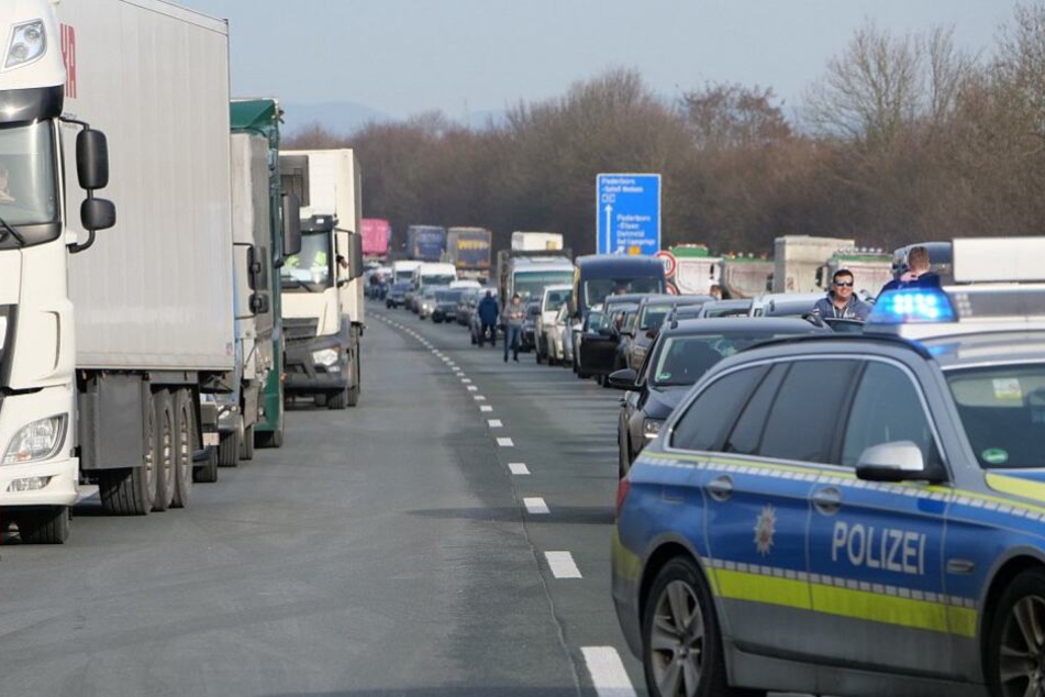 Hinter der Unfallstelle kam es zu kilometerlangen Staus.