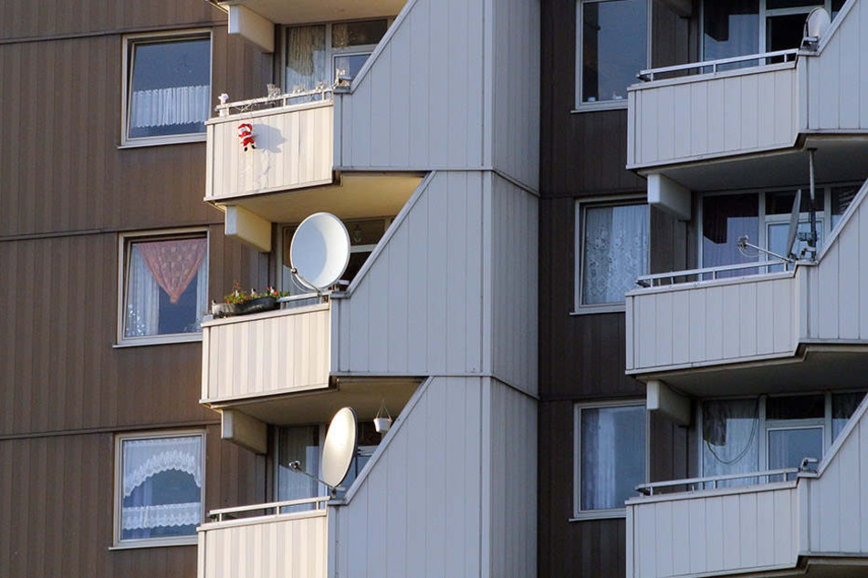 Ein 25-jähriger ist beim Wettspucken vom Balkon gestürzt.