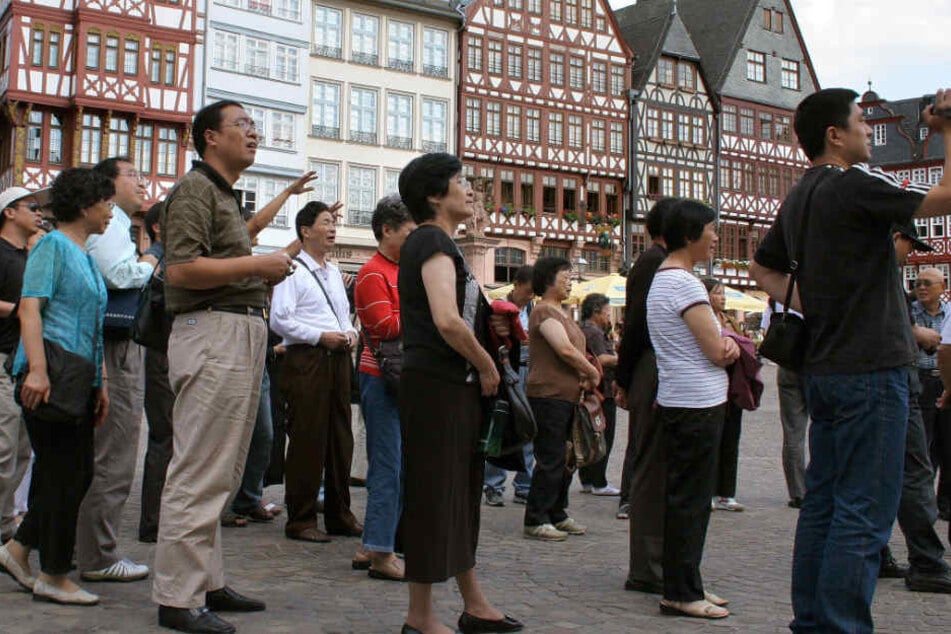 Touristen auf dem Römerberg – sie wären von der Tourismusabgabe direkt betroffen (Archivbild).