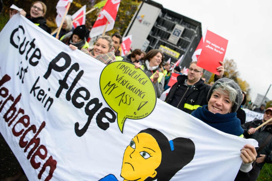 Pflegekräfte der Uni Tübingen kritisieren die Personalnot der Pflege.