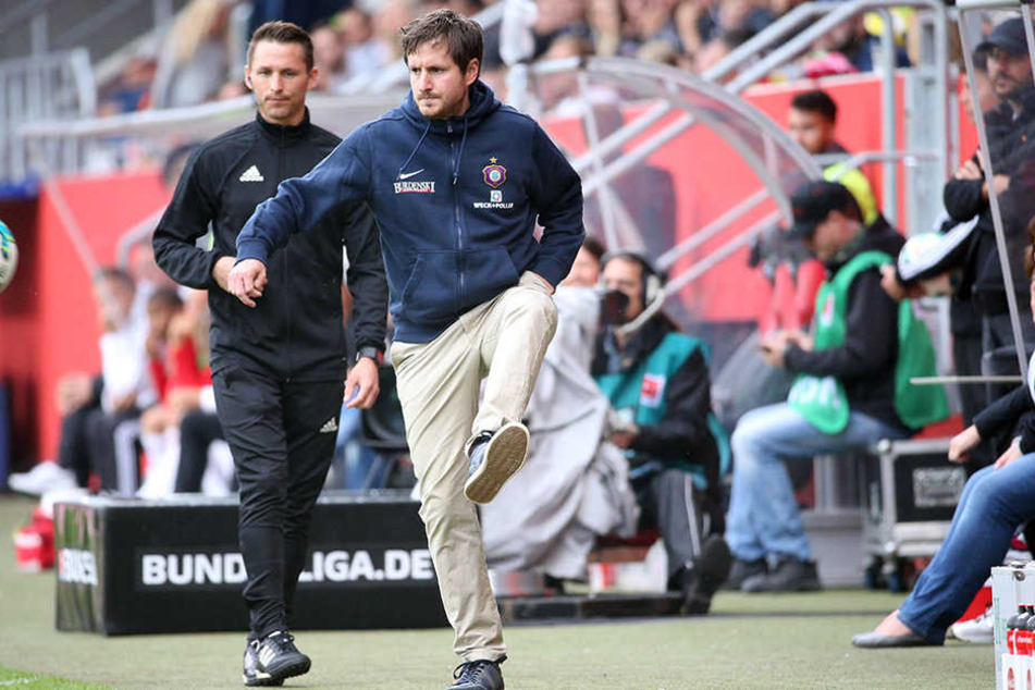 Hannes Drews durfte gleich beim ersten Spiel einen Sieg bejubeln und zeigt hier fußballerische Kunststücke.