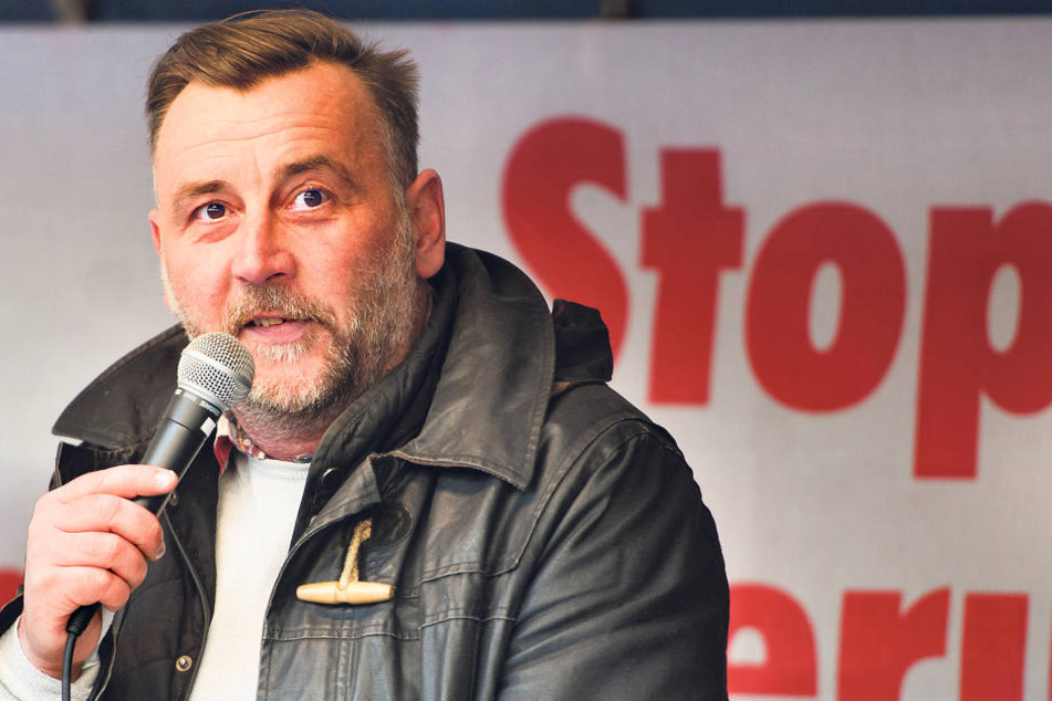 PEGIDA-Boss Lutz Bachmann (43) musste seine Kundgebung wegen der Proteste auf
den Sonntag verlegen.