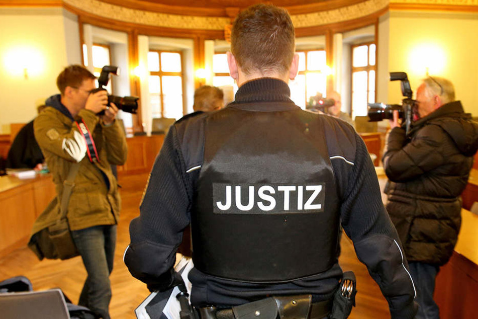 Der Prozess gegen einen der drei Angeklagten wurde vorläufig eingestellt.