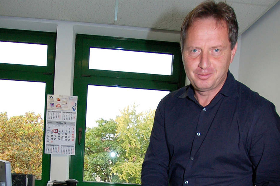 Kriminalhauptkommissar Stephan Binder zeigt Beutestücke der festgenommen Einbrecherbande.