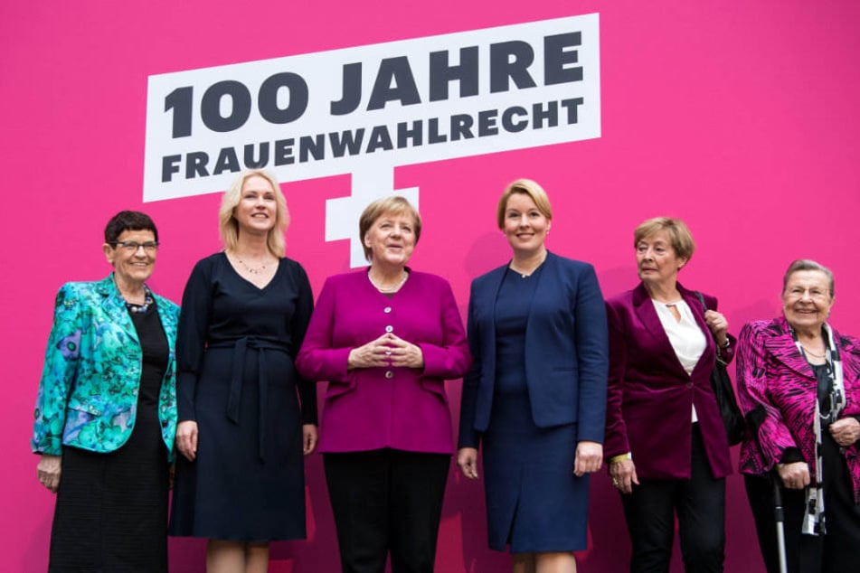 Rita Süssmuth, Manuela Schwesig, Angela Merkel, Franziska Giffey, Christine Bergmann und Ursula Lehr beim Festakt zu 100 Jahre Frauenwahlrecht in Berlin.