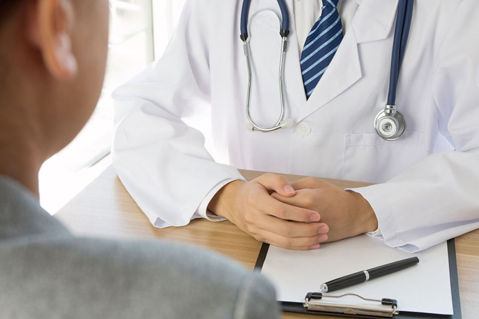 Ein Arzt bat seine Patientin, ein Formular zu unterschreiben, nachdem er ihr Augentropfen verabreichte.