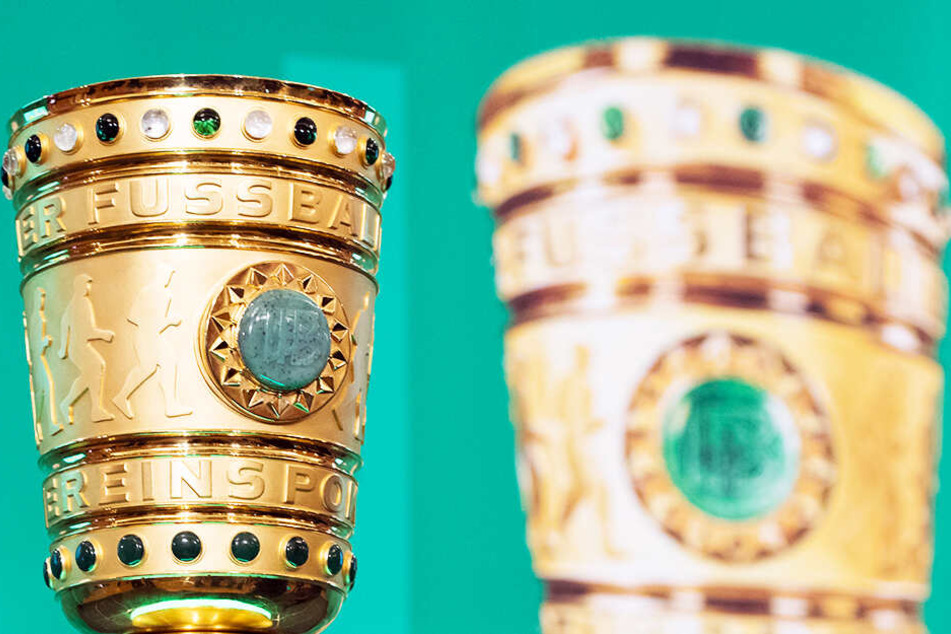 Vier Vereine kämpfen noch um die begehrte DFB-Pokal-Trophäe.