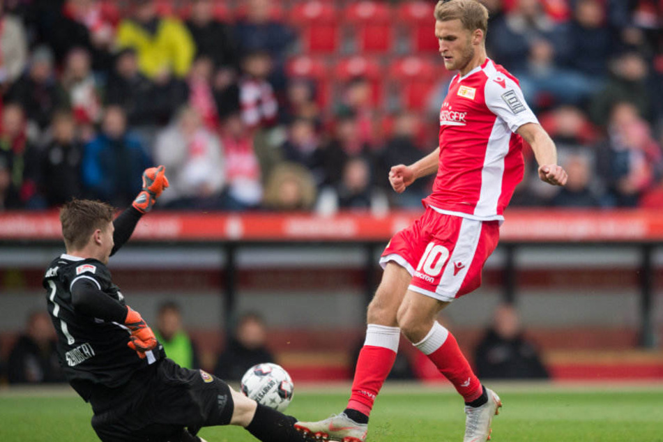 Markus Schubert klärt vor Sebastian Andersson.