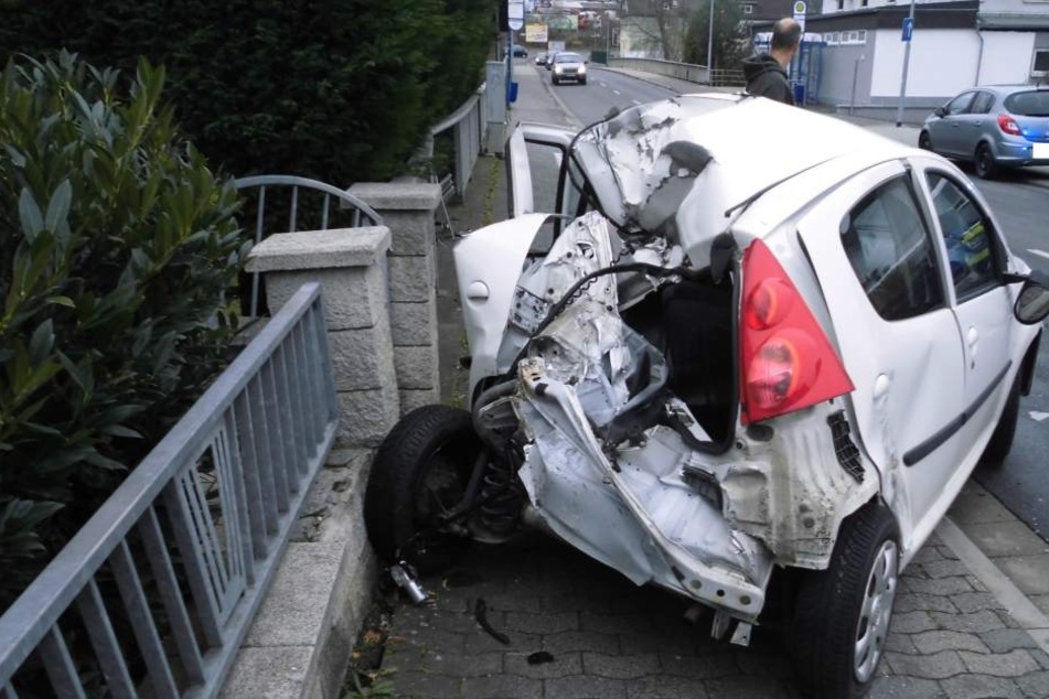 Das Auto wurde völlig demoliert.