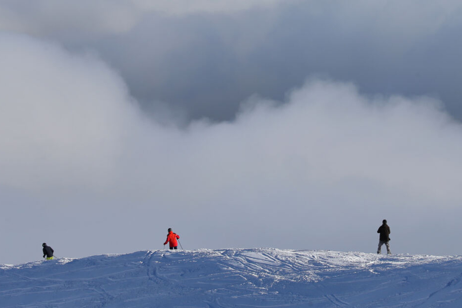 Skifahrer auf einem Berg. (Symbolbild)