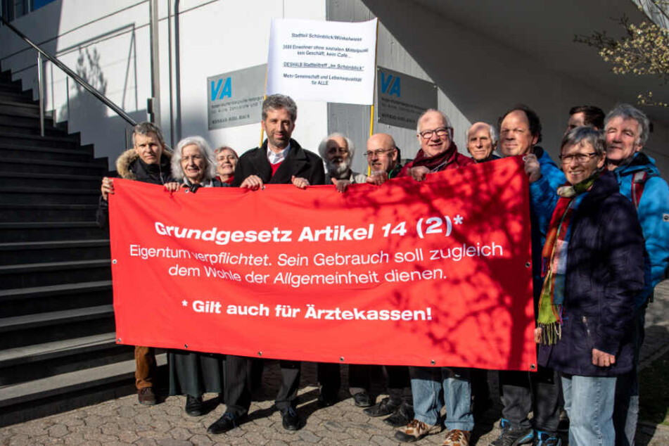 Boris Palmer demonstriert mit Unterstützern der Bürgerinitiative "Stadtteiltreff Schönblick/Winkelwiese"