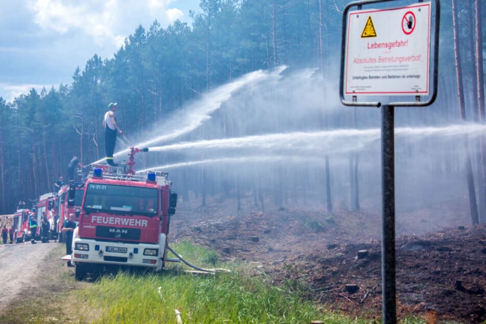 Die Einsatzkräfte bekämpfen den Waldbrand.