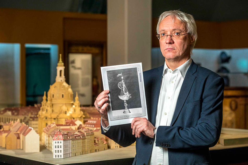 Will den Schiffs-Pokal zurück holen: Dresdens Museumschef Gisbert Porstmann
(53) mit einer historischen Aufnahme von 1911.