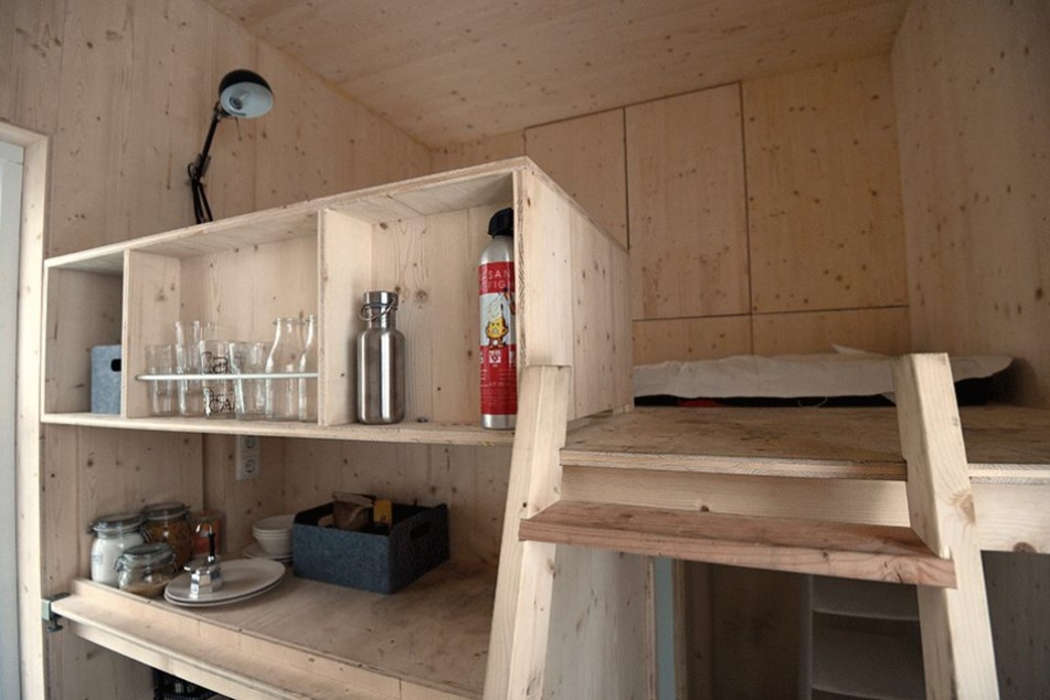Das Schlafzimmer ist ein Hochbett mit Einbauschränken.