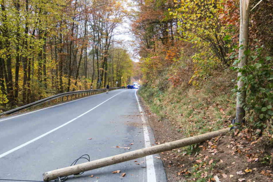 Der Mast war nach dem Crash in zwei Teile zerbrochen.