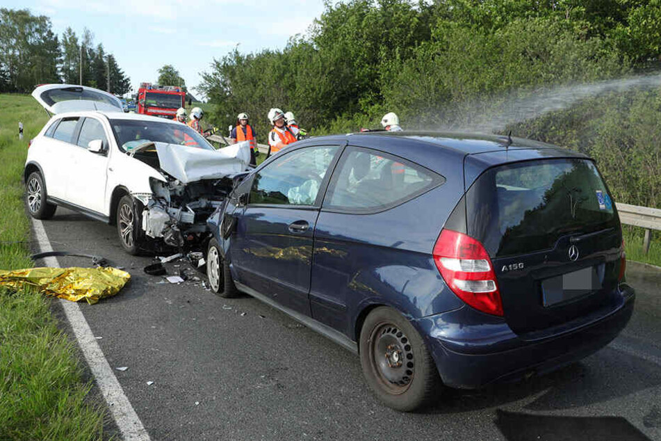 Ein Mitsubishi und ein Mercedes prallten frontal zusammen.