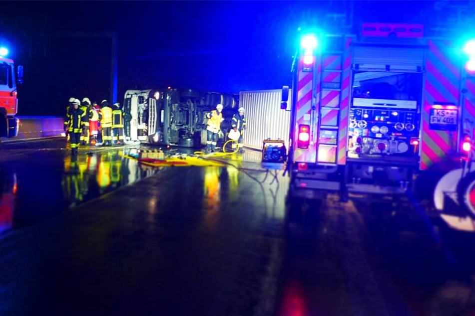 Fahrer und Beifahrer des Lkws wurden eingeklemmt und verletzt.