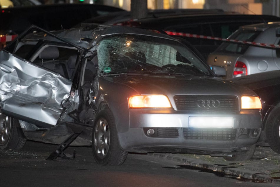 Das stark beschädigte Fuchtauto steht am Straßenrand. 