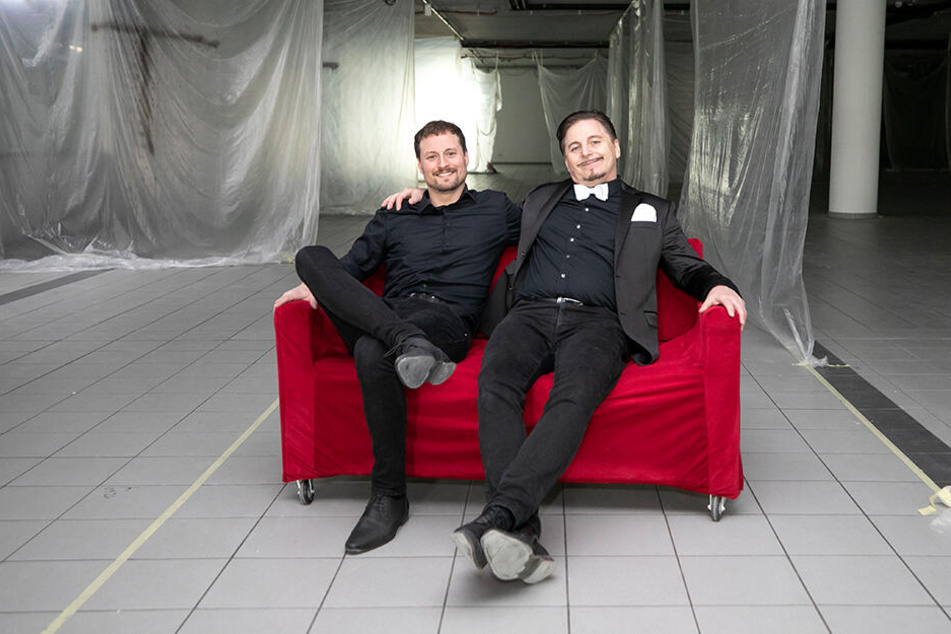Probesitzen im künftigen Braut-Paradies: Tüll-und-Tränen-Matador Uwe Herrmann (57, r.) mit Sohn Philipp (30).