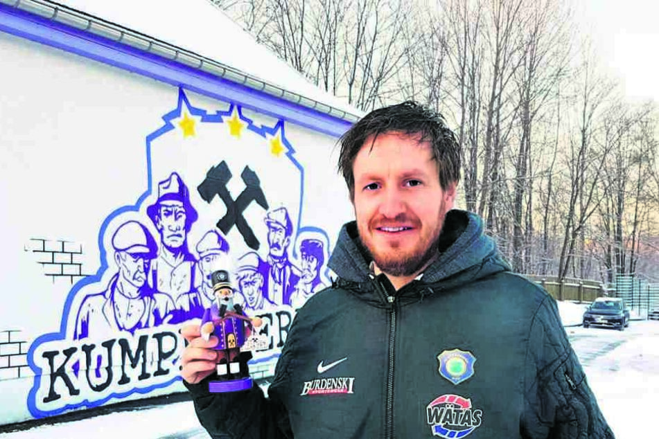 FCE-Trainer Hannes Drews hat einen Räuchermann mit an die Ostseeküste genommen. Er feiert den Heiligen Abend morgen bei seiner Schwester.
