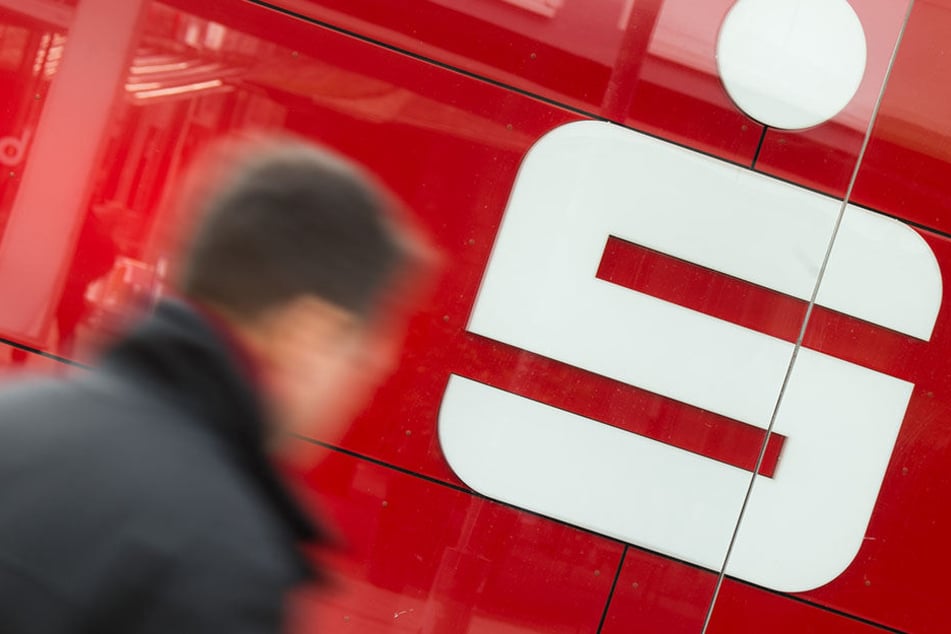 Einbrecher haben in der Nacht zu Freitag versucht in eine Bankfiliale der Sparkasse einzubrechen. (Symbolbild)