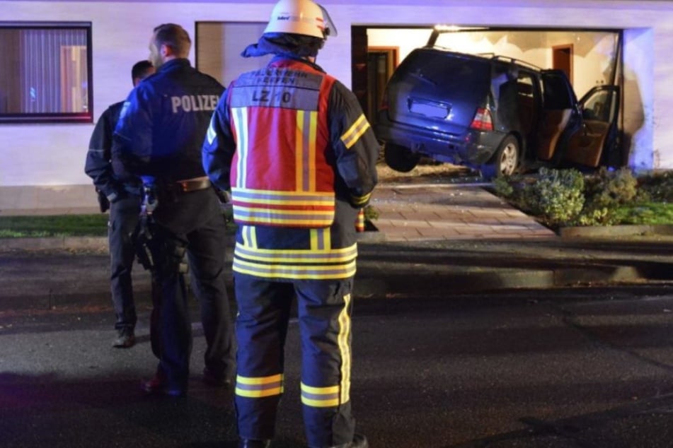 Das Auto durchbrach den Eingangsbereich des Hauses.