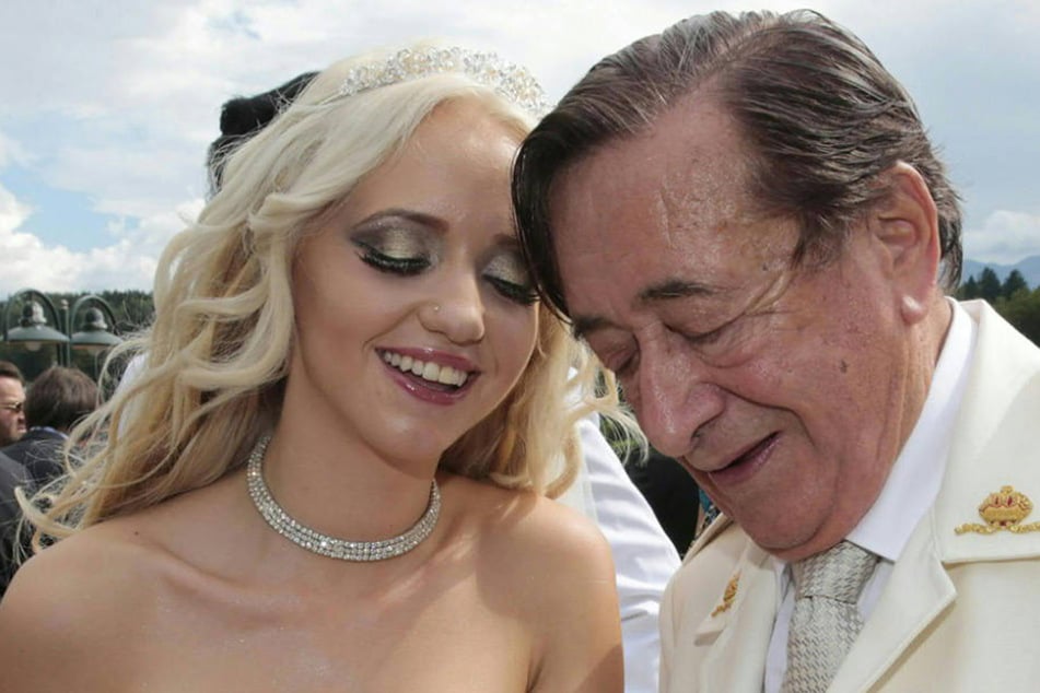 Nach 26 Monaten ist die Ehe von Richard (84) und Cathy Lugner (26) geschieden.