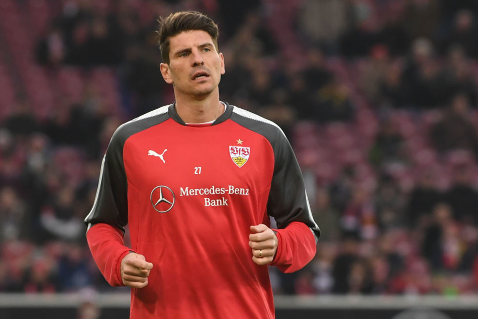 Stuttgarts Mario Gomez läuft sich im VfB-Pullover warm. (Archivbild)