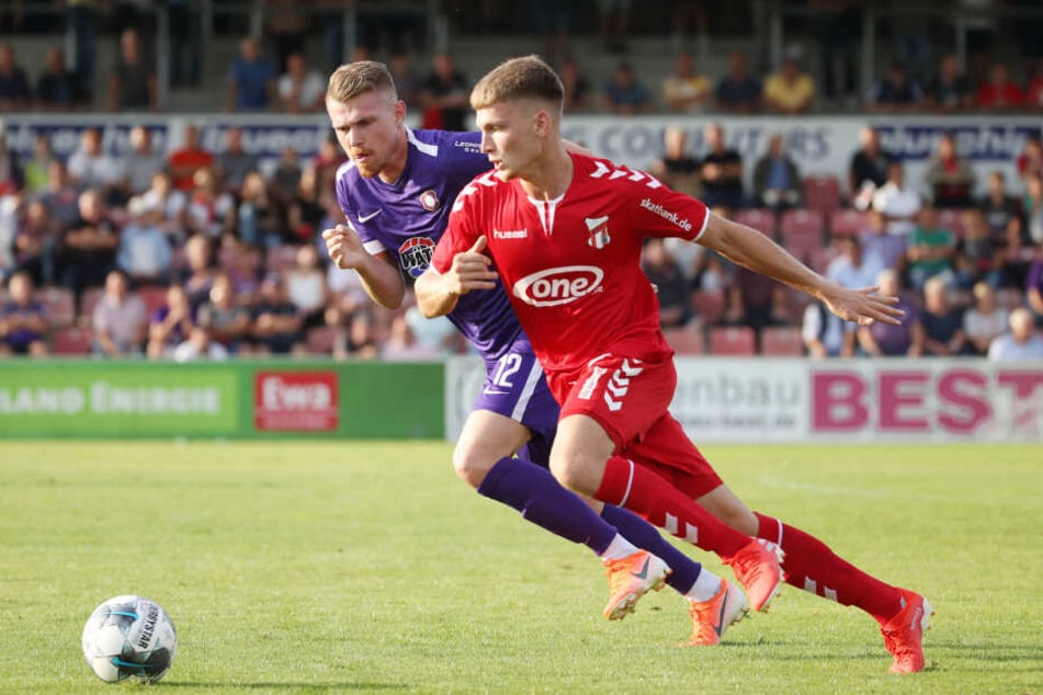 Steve Breitkreuz (hint.) im Auer Testspiel beim ZFC Meuselwitz im Zweikampf mit Roman Kasiar.