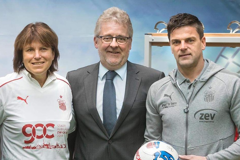 Oberbürgermeisterin Pia Findeiß (61, SPD) schlüpfte ins Sondertrikot,
mit dem ZEV-Chef Volker Schneider (58) und FSV Trainer
Torsten Ziegner (39, v.l.) das Stadtjubiläum unterstützen.