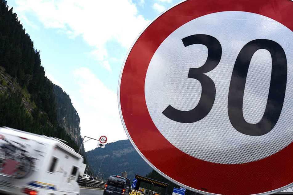 Am Brennübergang dürfen Fahrzeuge sogar nur mit Tempo 30 unterwegs sein.