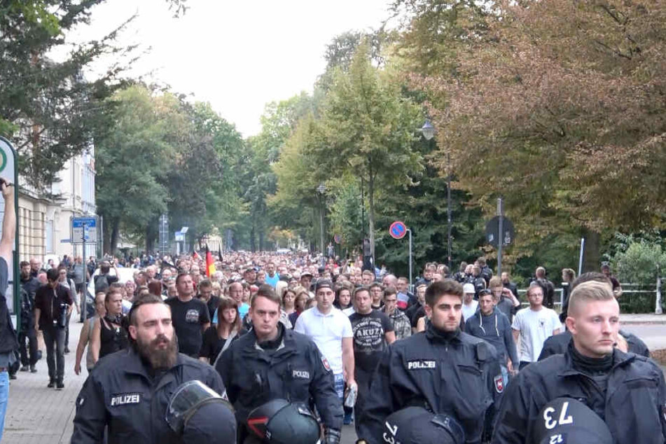 Die Familie von Markus B. (†22) marschierte nach dem Vorfall gemeinsam mit zahlreichen Bürgern, unter denen auch Personen aus dem rechten Spektrum waren, bei einem "Trauermarsch" durch Köthen.