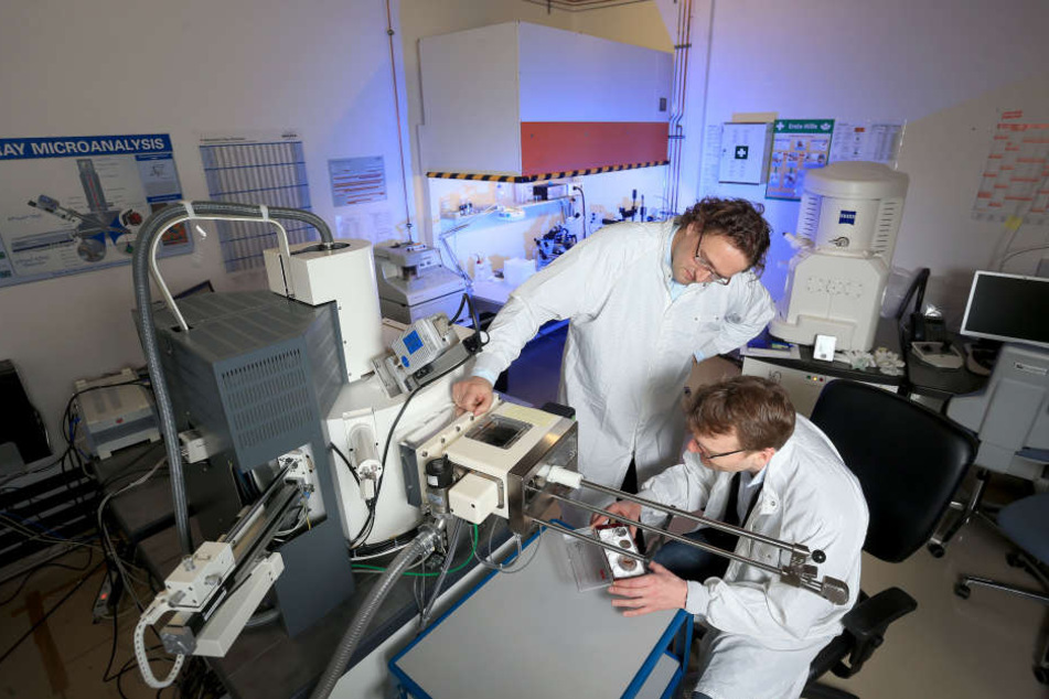 Bei ihrer Arbeit nutzen die beiden Tüftler auch ein
Raster-Elektronen-Mikroskop.