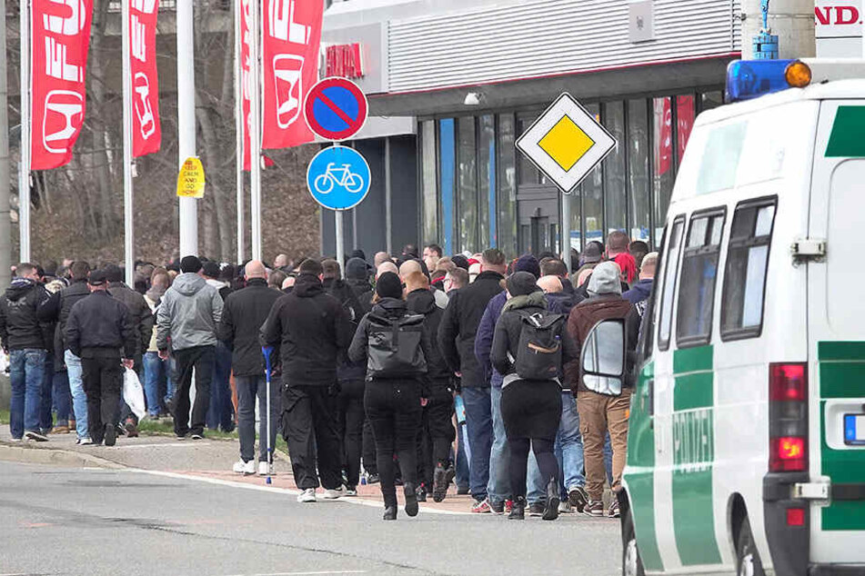 Knapp 1000 Teilnehmer gingen für den Verstorbenen auf die Straße.