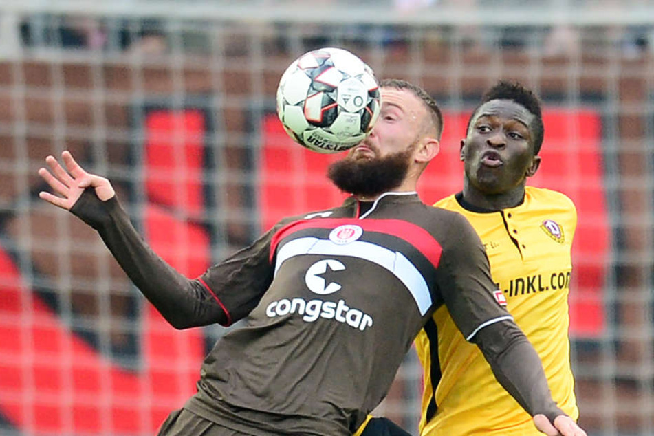 Paulis Marvin Knoll schirmt den Ball vor Dresdens Moussa Koné ab.