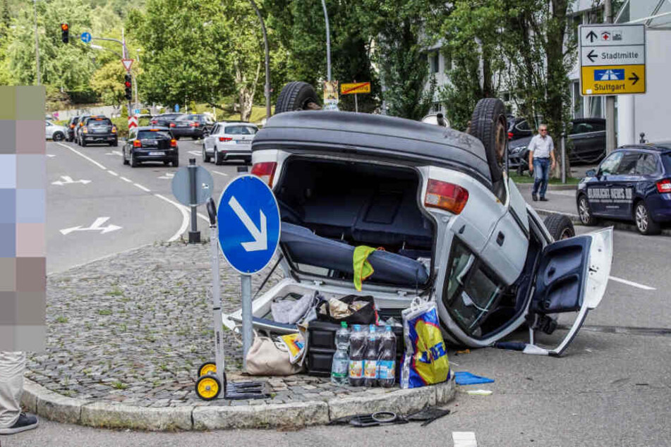 Durch den Zusammenstoß wurde der Opel zunächst gegen diese Verkehrsinsel gedrückt.