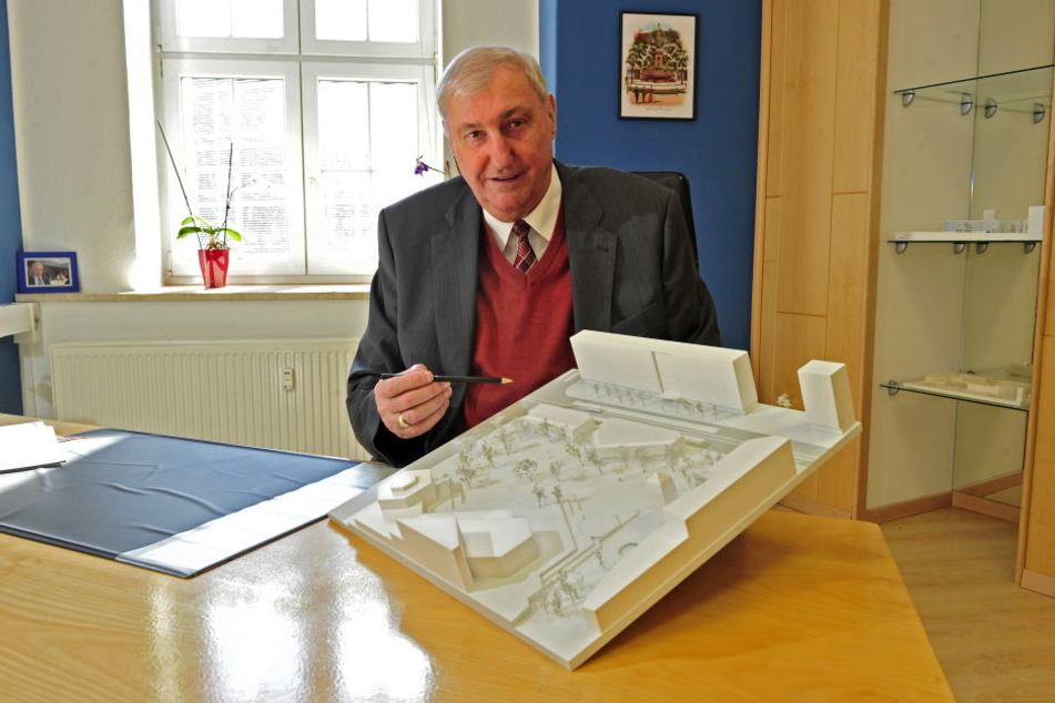 Bauunternehmer Claus Kellnberger (74) erklärt seine Vision des
Stadthallenparks.