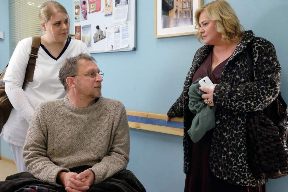 Ausgrechnet "Erzfeindin" Sieglinde Schmidt bringt den Biologen Hans Langer in die Sachsenklinik, weil er starke Schmerzen hat.