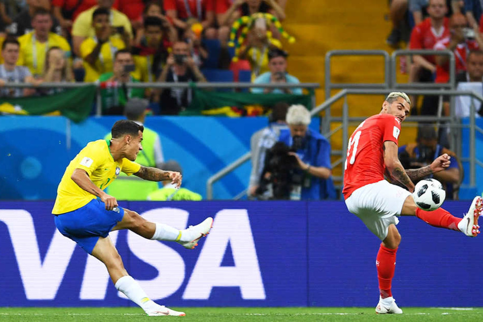 Was für eine Schusstechnik! Brasiliens Philipp Coutinho (l.) erzielt die Führung für die Selecao. Der Schweizer Valon Behrami (r.) kann den Ball nicht mehr blocken.