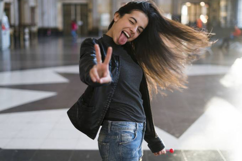 Die Pose ist auf der ganzen Welt beliebt. Doch zu locker sollte man nicht mit seinen Fingern umgehen.