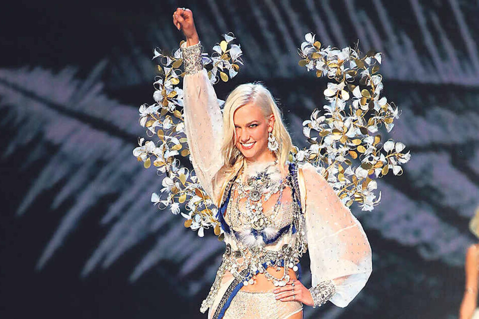 Model Karlie Kloss auf dem Catwalk.