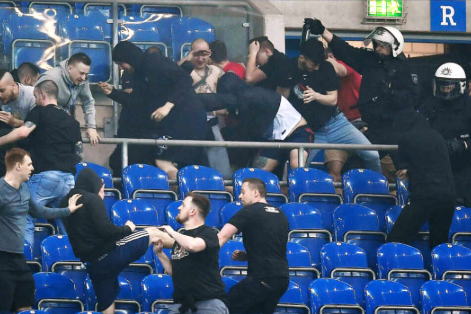 Die Polizei ging mit Pfefferspray gegen die Fan-Krawalle vor.