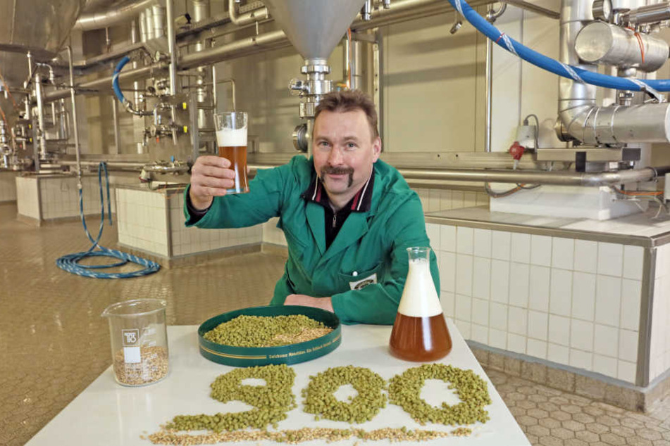 Braumeister Bertram Rostock mit dem Jubiläumsbier.