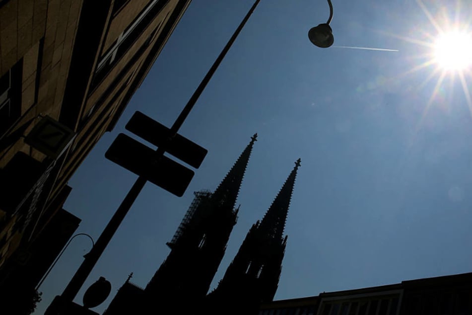 Vor allem in dicht bebauten Innenstädten wie hier in Köln sind die Menschen von der Hitzebelastung betroffen.