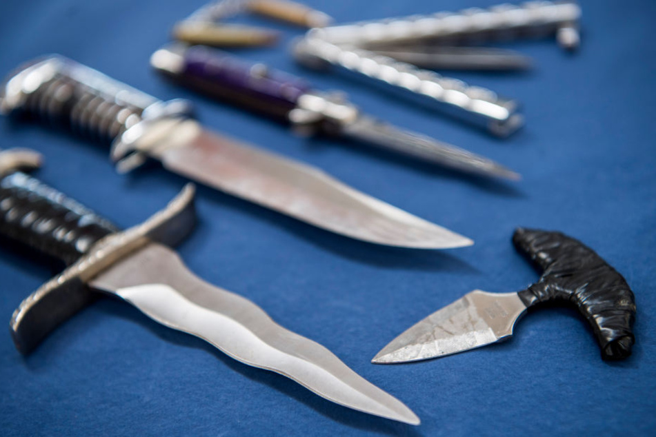 Mit einem Messer wollten die beiden ihren Mitbewohner töten. (Symbolbild)