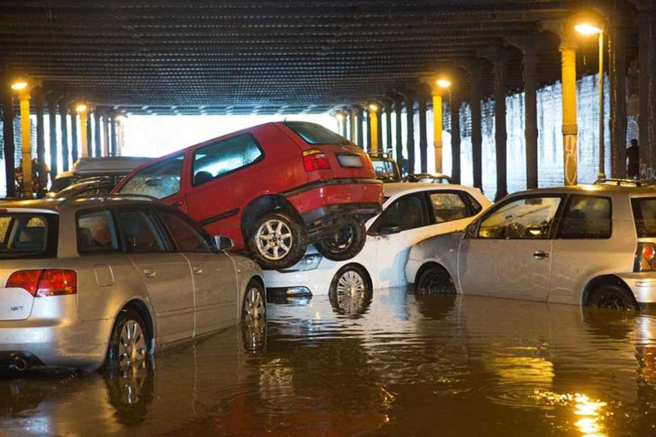 Nach starken Regenfällen sind parkende Autos am 27.07.2016 im Gleimtunnel in Berlin ineinander und übereinander geschoben worden.